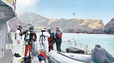 救援人員在懷特島附近海域搜索。（美聯社圖片）
