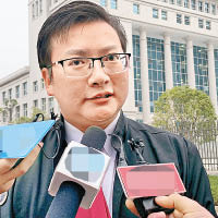 代表鄧世平家屬的律師接受傳媒訪問。