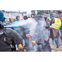 女示威者遭警方在臉上噴催淚氣體。