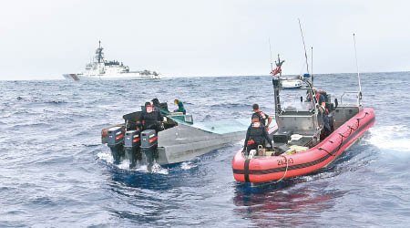 巴索夫號（後）成員乘快艇攔截運毒潛艇（中）。（美聯社圖片）