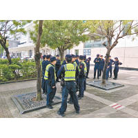 大批警員戒備。（郭良傑攝）