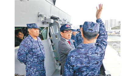 河野太郎（中）登上出雲號視察。