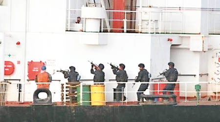 持槍解放軍特戰隊員登船營救。