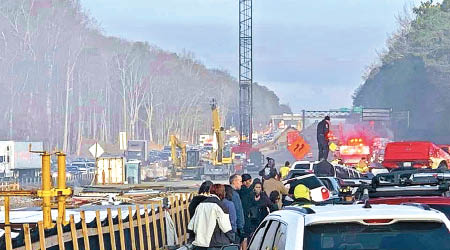 車禍因濃霧及路面結冰引起。（美聯社圖片）