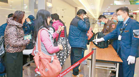 台灣嚴查入境旅客是否攜帶豬肉製品。