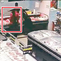 女子（紅框示）報稱肉價貴，多次在超市偷肉。