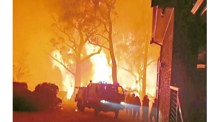 澳洲山火持續，新省多個火頭仍未救熄，消防員正全力撲救。（美聯社圖片）