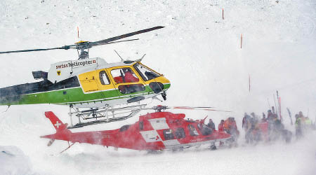 搜救直升機抵達瑞士雪崩現場。（美聯社圖片）