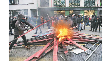 示威者焚燒路障。（美聯社圖片）