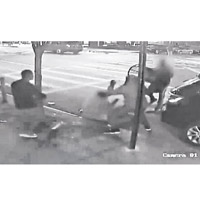 劫匪把受害人摔地毆打，並拿垃圾桶攻擊對方。