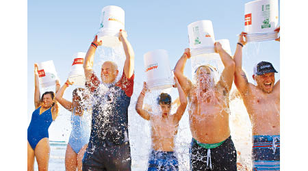 民眾在海灘齊齊大玩冰桶挑戰。（美聯社圖片）