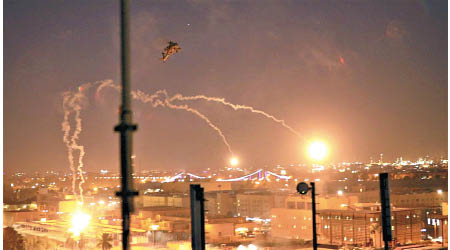 美軍直升機於大使館上空盤旋，並投放熱誘彈。（美聯社圖片）