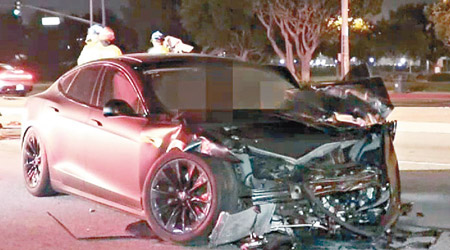 肇事Tesla車頭撞至嚴重變形。