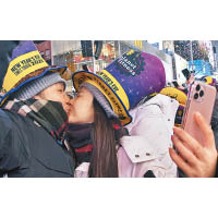 美國<br>在時代廣場，民眾互相親吻慶祝踏入新一年。（美聯社圖片）