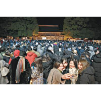 日本 明治神宮<br>到東京明治神宮慶祝新年的民眾，擠得水洩不通。（美聯社圖片）