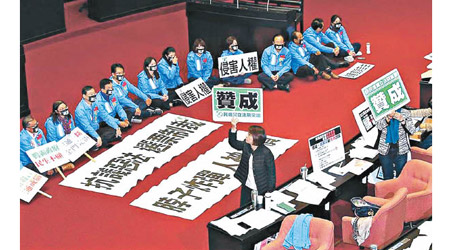 反滲透法日前在台灣三讀通過，藍營再會場抗議。