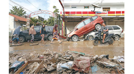 印尼因暴雨出現水浸。（美聯社圖片）