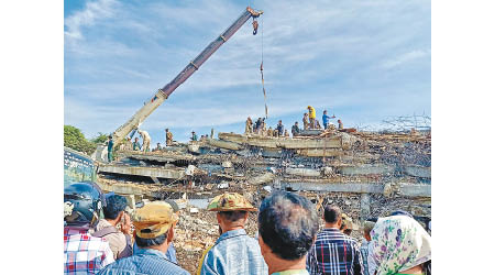 建築物倒塌，傷亡數字不斷上升。（中新社圖片）