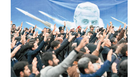 伊朗人民抗議美軍殺死蘇萊曼尼。（美聯社圖片）