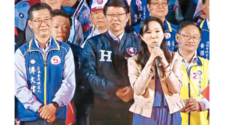 韓國瑜妻子李佳芬（前右二）代夫出席競選活動。