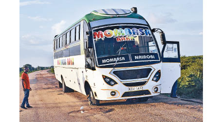 肯尼亞有巴士遇襲。（美聯社圖片）