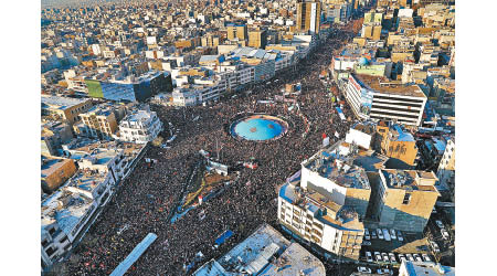逾百萬名民眾在德黑蘭送別蘇萊曼尼。（美聯社圖片）