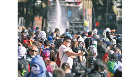智利有示威者在考場外擋路。（美聯社圖片）
