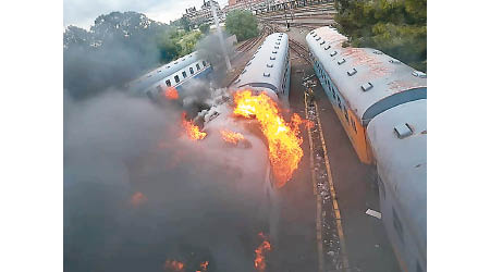 多列車廂焚毀。
