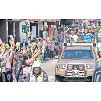 蔡英文（右）車隊在台中拉票。