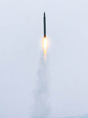 伊朗發射Qiam-1導彈攻擊美軍。（美聯社圖片）