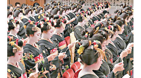 藝舞伎在始業式上宣誓。