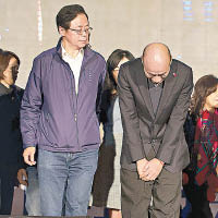 韓國瑜（前右）鞠躬道歉。（美聯社圖片）