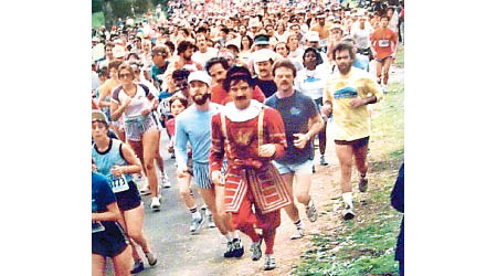 熱愛馬拉松的斯威尼曾穿上制服參加賽跑。