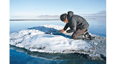 專家檢視大鹽湖岸邊出現的芒硝堆積。（美聯社圖片）
