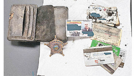 殘破的銀包內裝有當年的證件。
