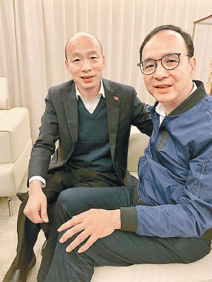 朱立倫（右）與韓國瑜（左）向選民作出道歉。（中時電子報圖片）