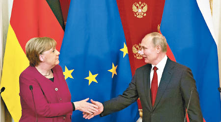 默克爾（左）與普京（右）在莫斯科會面。（美聯社圖片）