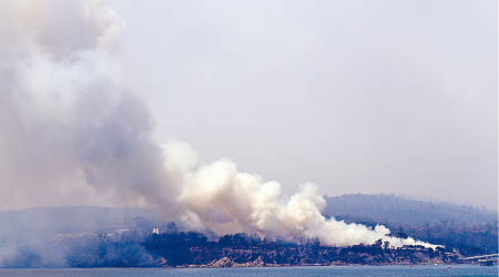山火產生大量濃煙。（美聯社圖片）山火產生大量濃煙。（美聯社圖片）