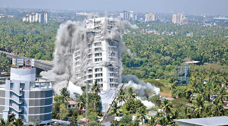 違規的大廈被拆毀。（美聯社圖片）