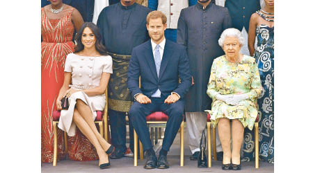 英女王（右）與梅根（左）、哈利（中）商討淡出王室的安排。（美聯社圖片）