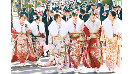 女孩們在和服外搭上純白披肩，盛裝出席成人禮活動。（美聯社圖片）