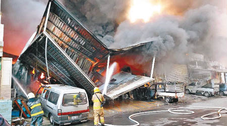 鐵皮廠房陷入火海，屋頂倒塌。