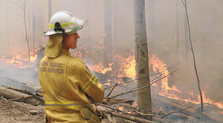 消防員為撲救山火疲於奔命。（美聯社圖片）