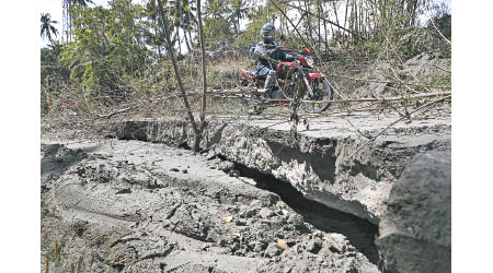 塔阿爾火山噴發後有道路斷裂。