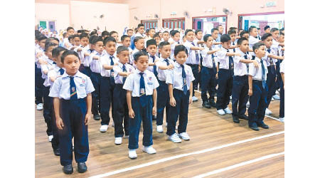 馬來西亞現時規定中小學生需穿白鞋上學。