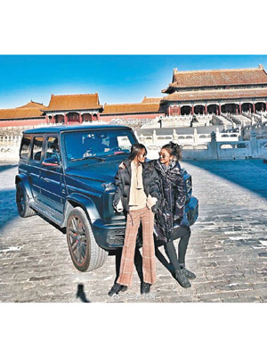 涉事女子（右）駕車入故宮，與友人高調拍照炫耀。