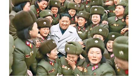 女兵圍住金正恩紛紛痛哭流涕。