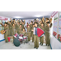 北韓官媒發放女兵樂隊表演的片段。