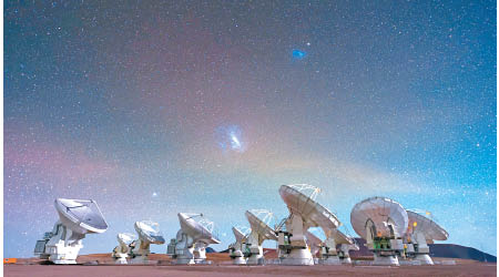 科學家透過ALMA望遠鏡觀察研究。