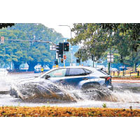 車輛需涉水而行。